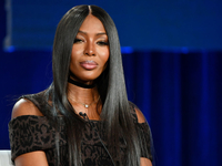 Наоми Кэмпбелл засветила голую грудь на обложке глянца