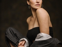 Даша Астафьева прикрыла соблазнительное нижнее белье одеялом