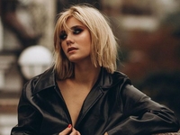 Участница "ВИА Гры" Ксения Попова засветила пышный бюст в корсете