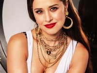 Жена Дзидзьо засветила подтянутые ягодицы на пляже