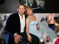 Дженнифер Лопес запостила романтические фото с женихом