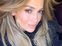 51-летняя Дженнифер Лопес поразила сочными формами в купальнике