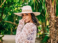 «Какая шикарная»: Санта Димопулос похвасталась стройным телом в купальнике