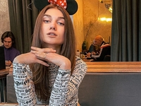 Jerry Heil сразила своей худобой в откровенном наряде