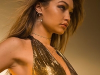 Роковые красотки: Ирина Шейк, Джиджи и Белла Хадид на показе Versace
