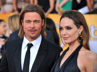 Отец Джоли рассекретил, почему она рассталась с Питтом