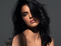 Кендалл Дженнер показывает, какие вещи должны быть в каждом гардеробе