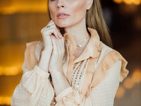 Ольга Фреймут показала, как правильно сидеть на лавочке