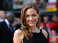 Опасная фотосессия: Анджелина Джоли снялась с роем пчел