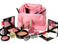 Что положить в косметичку: 5 средств, которые необходимы каждой женщине