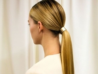 Модный низкий хвост: 5 причесок на все случаи жизни