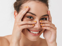 Быстро и эффективно: учимся маскировать синяки под глазами