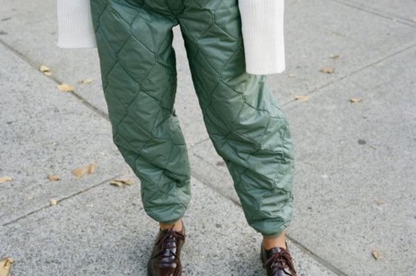 Модные стеганые штаны зима 2022 / Getty  Images