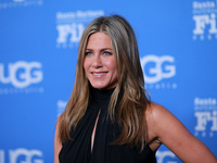 52-летняя Дженнифер Энистон похвасталась идеальной растяжкой