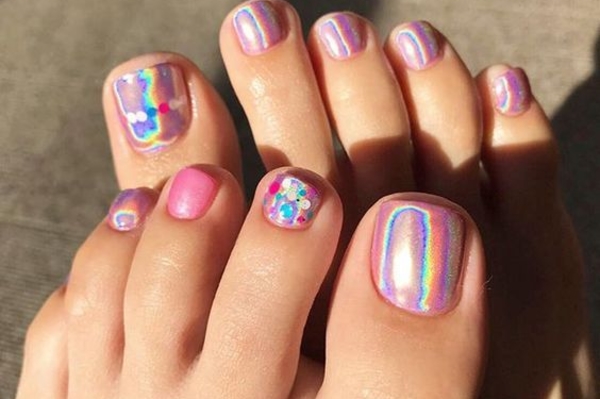 Модный педикюр на Новый год 2022 / freepik.com