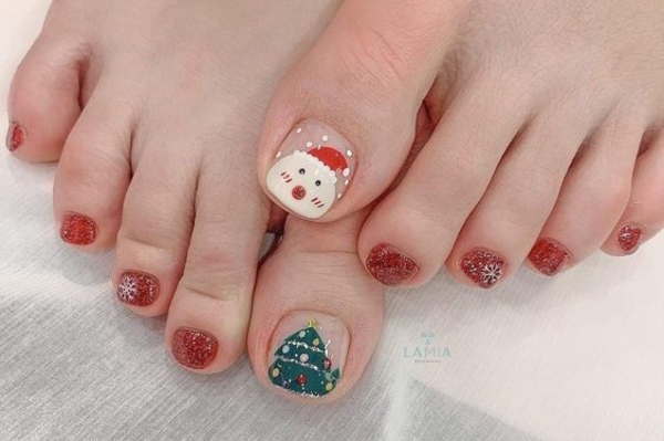 Модный педикюр на Новый год 2022 / freepik.com