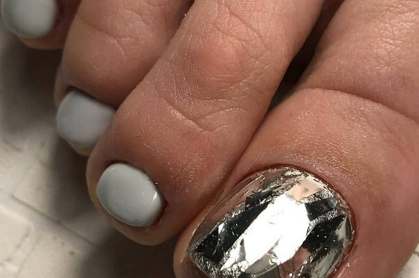 Модный педикюр на Новый год 2022 / freepik.com