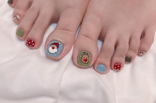 Модный педикюр на Новый год 2022 / freepik.com