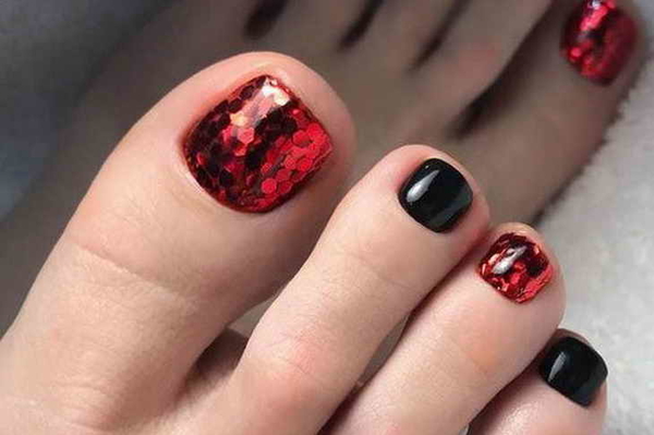 Модный педикюр на Новый год 2022 / freepik.com