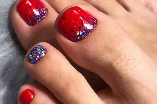 Модный педикюр на Новый год 2022 / freepik.com