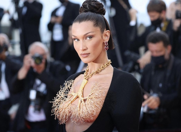 Как выглядит и с чем носить джинсовый пуховик: демонстрирует Белла Хадид