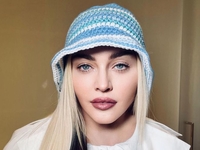 В шапке-ушанке и махровом халате: Мадонна удивила новым образом