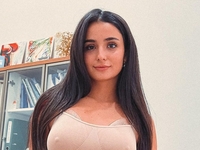 Анна Тринчер назначила дату пластической операции по увеличению груди