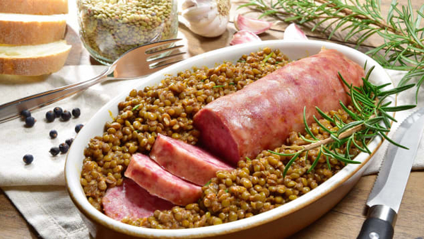 Вкусное итальянское сочетание колбасы и чечевицы