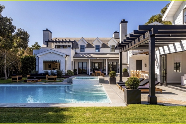 Дом Криса Мартина и Дакоты Джонсон  / justjared.com