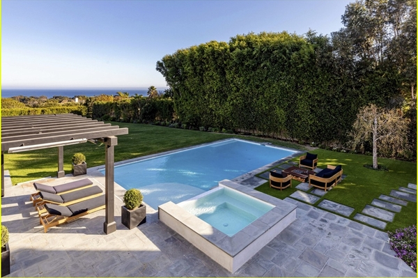 Дом Криса Мартина и Дакоты Джонсон  / justjared.com