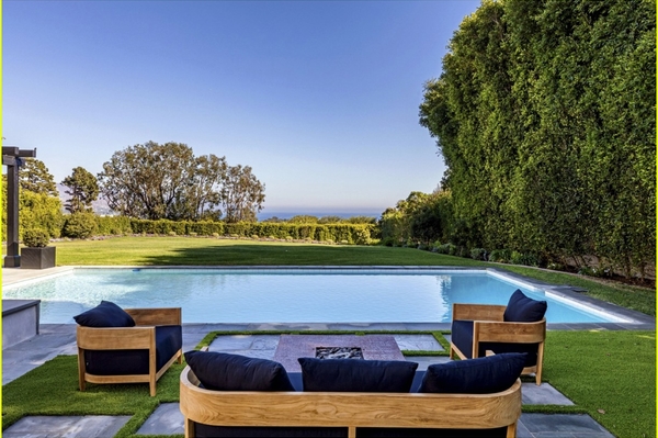 Дом Криса Мартина и Дакоты Джонсон  / justjared.com