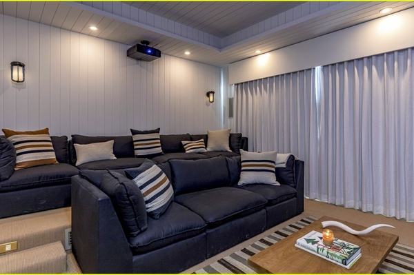 Дом Криса Мартина и Дакоты Джонсон  / justjared.com