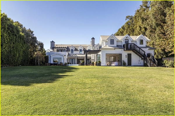 Дом Криса Мартина и Дакоты Джонсон  / justjared.com