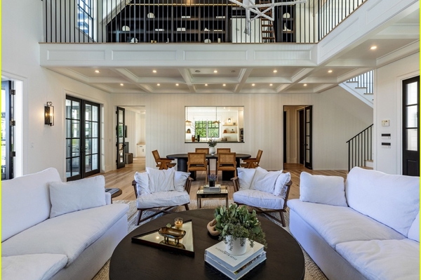 Дом Криса Мартина и Дакоты Джонсон  / justjared.com