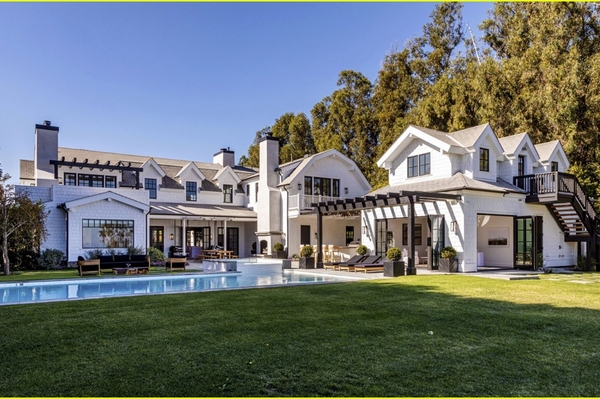 Дом Криса Мартина и Дакоты Джонсон  / justjared.com