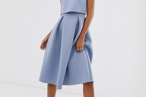 Модный образ на новый год 2022 в голубом цвете / Getty Images