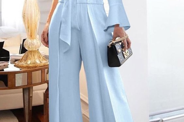 Модный образ на новый год 2022 в голубом цвете / Getty Images