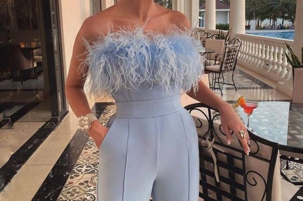 Модный образ на новый год 2022 в голубом цвете / Getty Images