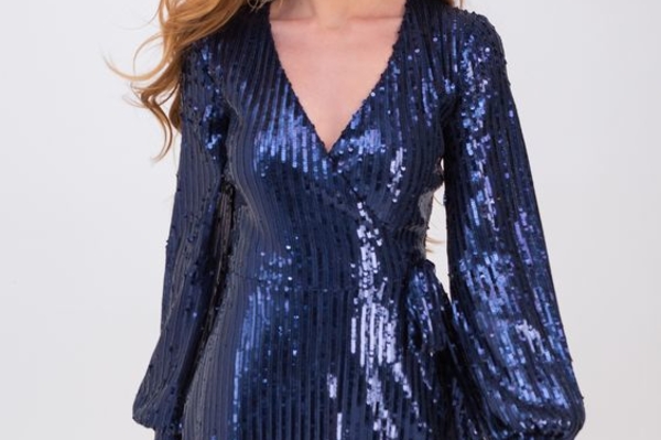 Модный образ на новый год 2022 в голубом цвете / Getty Images