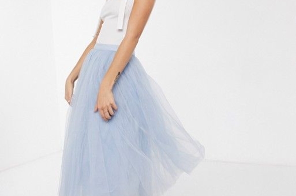 Модный образ на новый год 2022 в голубом цвете / Getty Images