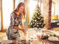 В чем встречать Новый год 2022 дома: 5 универсальных образов