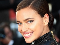 Ирина Шейк в полупрозрачном платье с принтом тигра и очень глубоким вырезом