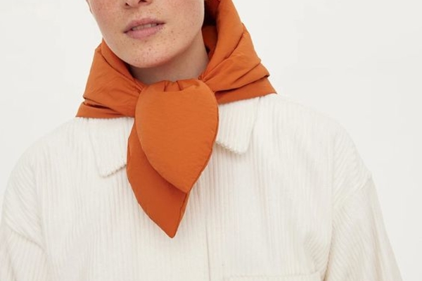 Модная теплая косынка зима 2022 / Getty  Images