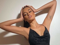 Как носить главный цвет 2022 года: показывает Жизель Оливейра