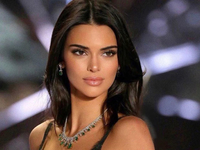 Невероятные джинсы, которые делают ноги бесконечными: показывает Кендалл Дженнер