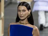 Самый большой тренд 2022: демонстрирует Белла Хадид