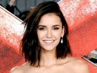 Видео дня: Нина Добрев прыгает в снег в соблазнительном бикини