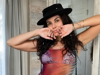 Настя Каменских в купальнике засветила глубокое декольте: фото