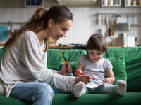 Муниципальная няня: как оформить выплаты в 2022 году