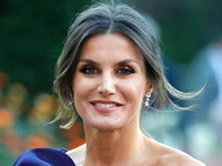 Какое пальто нужно купить всем до наступления весны: показывает королева Летиция